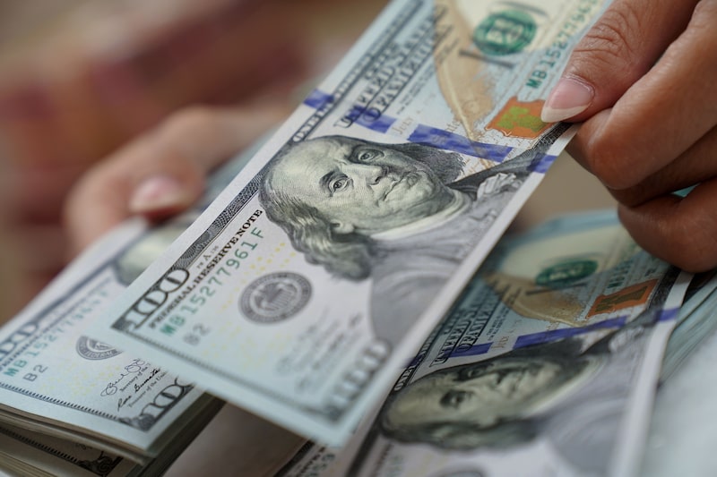 Billetes de dólar estadounidense en una oficina de cambio. Fotógrafo: Dimas Ardian/Bloomberg Billetes de dólar estadounidense en una oficina de cambio. Fotógrafo: Dimas Ardian/Bloomberg