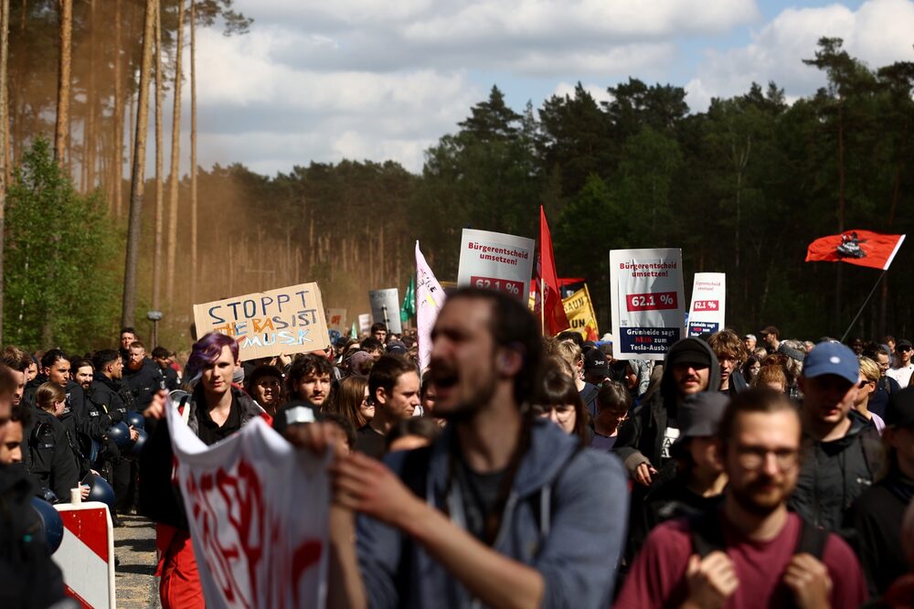 Manifestação contra a expansão da fábrica da Tesla em Gruenheide, perto de Berlim, em maio do ano passado Manifestação contra a expansão da fábrica da Tesla em Gruenheide, perto de Berlim, em maio do ano passado