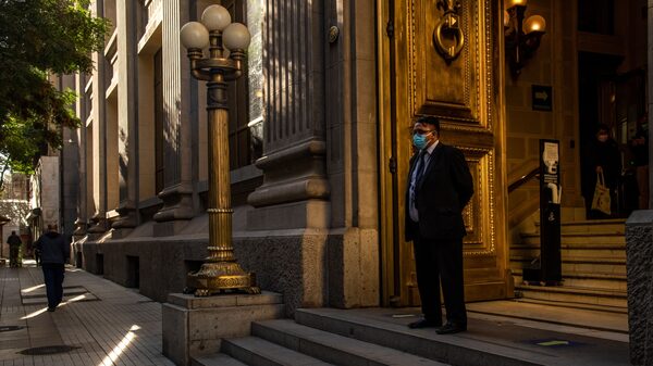 Chile’s Central Bank Intervenes to Keep Peso Afloat After Fast Slump Chile’s Central Bank Intervenes to Keep Peso Afloat After Fast Slump