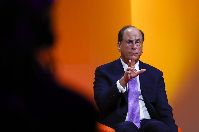 Larry Fink, CEO de BlackRock Inc, gesticula mientras habla en la Cumbre Bancaria Handelsblatt en Frankfurt, Alemania, el miércoles 4 de septiembre de 2019. Larry Fink, CEO de BlackRock Inc, gesticula mientras habla en la Cumbre Bancaria Handelsblatt en Frankfurt, Alemania, el miércoles 4 de septiembre de 2019.
