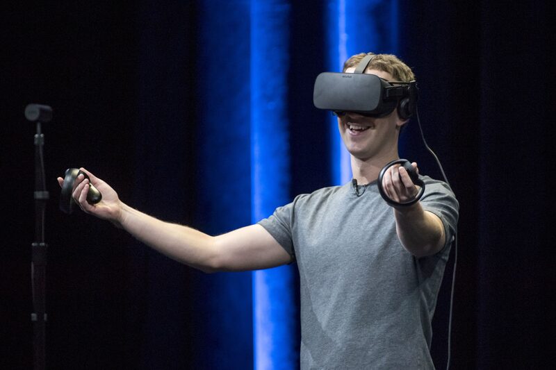 Mark Zuckerberg, CEO y fundador de Facebook Inc. muestra un casco de realidad virtual (VR) Oculus Rift y los controladores Oculus Touch mientras hace una demostración durante el evento Oculus Connect 3 en San José, California, Estados Unidos, el jueves 6 de octubre de 2016. Mark Zuckerberg, CEO y fundador de Facebook Inc. muestra un casco de realidad virtual (VR) Oculus Rift y los controladores Oculus Touch mientras hace una demostración durante el evento Oculus Connect 3 en San José, California, Estados Unidos, el jueves 6 de octubre de 2016.