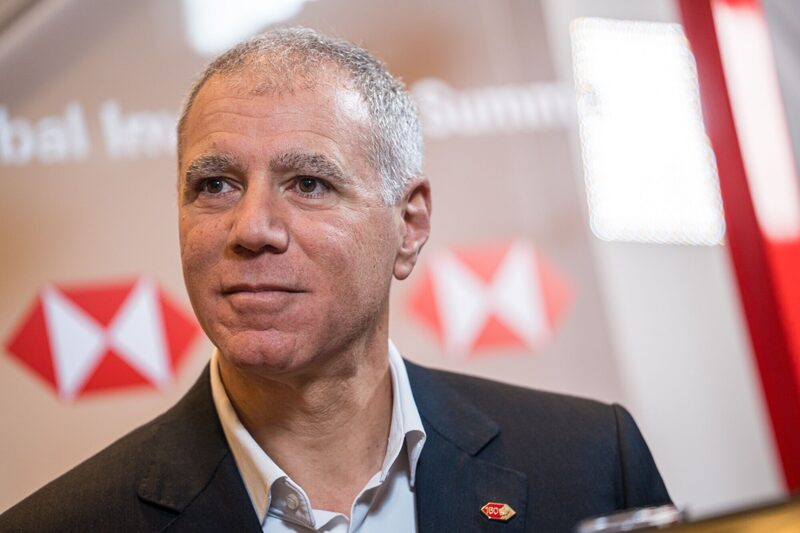 A reestruturação economizará US$ 1,5 bilhão em custos de eficiência e permitirá que o banco invista em áreas em que tem mais vantagem competitiva para gerar receita de “qualidade”, disse o CEO Georges Elhedery. A reestruturação economizará US$ 1,5 bilhão em custos de eficiência e permitirá que o banco invista em áreas em que tem mais vantagem competitiva para gerar receita de “qualidade”, disse o CEO Georges Elhedery.