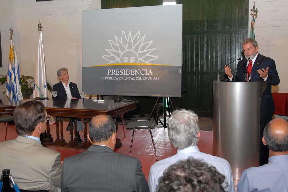 El presidente brasileño Luiz Inácio Lula da Silva brinda una declaración ante los medios durante una visita a Uruguay en febrero de 2007 y ante la mirada de Tabaré Vázquez. Fotografía: Presidencia de la República. El presidente brasileño Luiz Inácio Lula da Silva brinda una declaración ante los medios durante una visita a Uruguay en febrero de 2007 y ante la mirada de Tabaré Vázquez. Fotografía: Presidencia de la República.