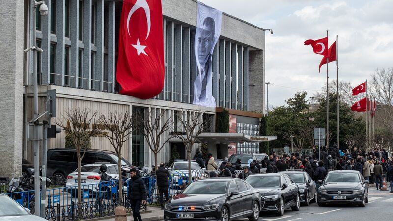 Na Turquia, mercados desabam após prisão de principal rival político de Erdogan Na Turquia, mercados desabam após prisão de principal rival político de Erdogan