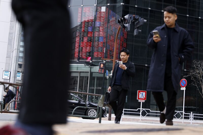 Una pizarra electrónica de acciones expuesta en el interior del edificio Kabuto One en Tokio, Japón, el viernes 17 de marzo de 2023. Una pizarra electrónica de acciones expuesta en el interior del edificio Kabuto One en Tokio, Japón, el viernes 17 de marzo de 2023.