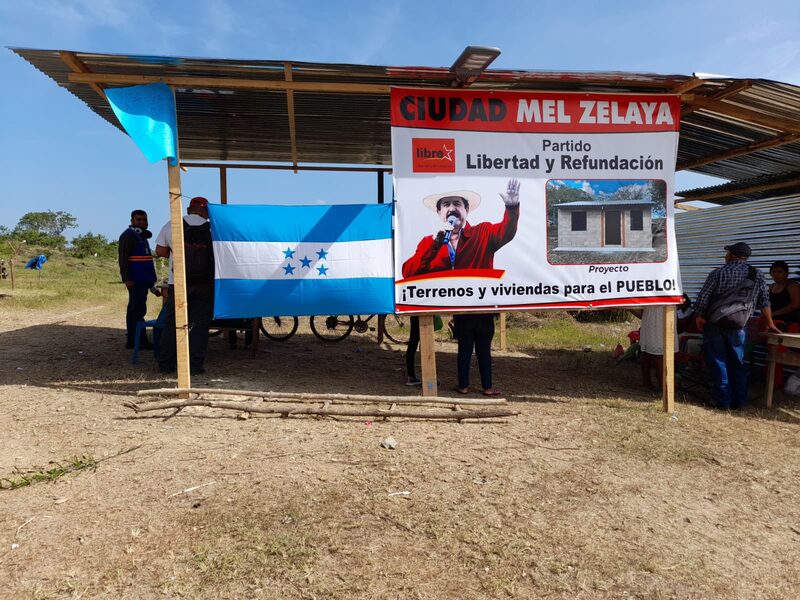 La pancarta que anuncia Ciudad Mel Zelaya en un predio en Choluteca. Empresarios acusan al movimiento involucrado de invasores. La pancarta que anuncia Ciudad Mel Zelaya en un predio en Choluteca. Empresarios acusan al movimiento involucrado de invasores.