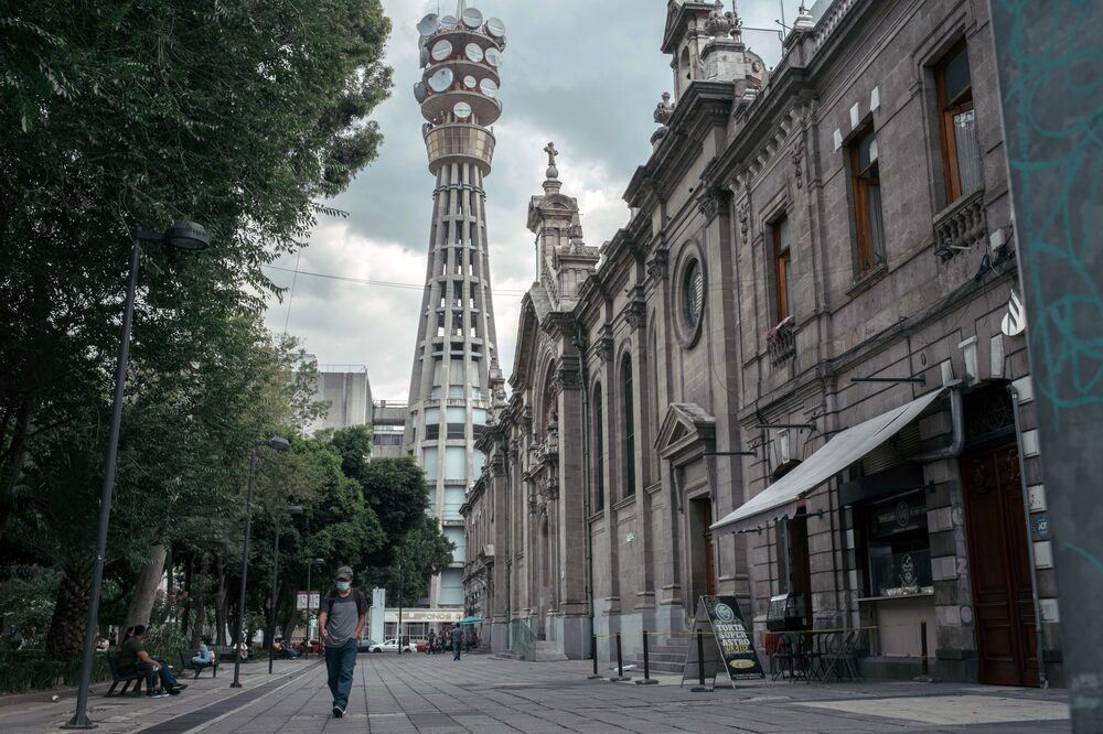 Torre telefônica ao fundo de uma rua Torre telefônica ao fundo de uma rua