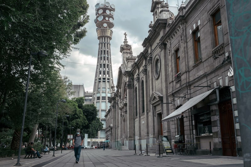 Torre telefônica ao fundo de uma rua Torre telefônica ao fundo de uma rua