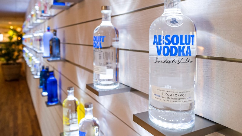 Vendas da Pernod Ricard caem pelo terceiro ano e aceleram corte de € 1 bi em custos Vendas da Pernod Ricard caem pelo terceiro ano e aceleram corte de € 1 bi em custos
