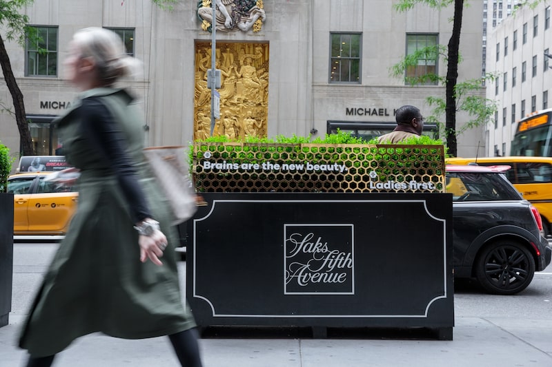 Compradores en una tienda Saks Fifth Avenue en Nueva York, EE.UU. Compradores en una tienda Saks Fifth Avenue en Nueva York, EE.UU.