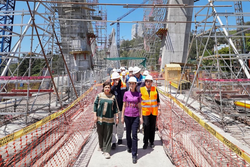 Claudia Sheinbaum, presidenta de México, durante la supervisión del puente atirantado del tren El Insurgente en Ciudad de México, el 4 de abril de 2025. Claudia Sheinbaum, presidenta de México, durante la supervisión del puente atirantado del tren El Insurgente en Ciudad de México, el 4 de abril de 2025.