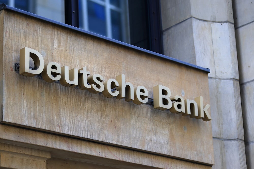 Un logotipo en el exterior de una sucursal de Deutsche Bank AG en Berlín, Alemania. Un logotipo en el exterior de una sucursal de Deutsche Bank AG en Berlín, Alemania.