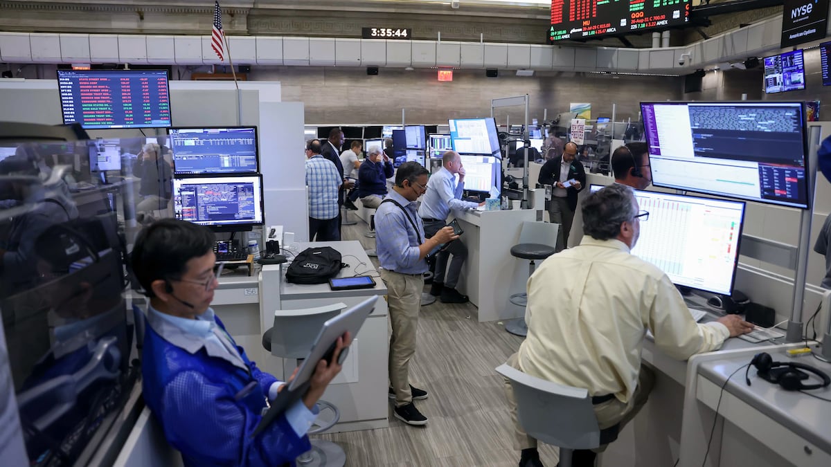 Operadores trabajan tras una reunión del Comité Federal de Mercado Abierto (FOMC) en el parqué de la Bolsa de Valores Estadounidense (AMEX) en la Bolsa de Nueva York.
