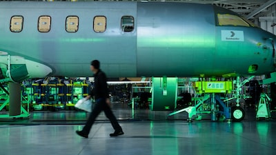 Donald Trump amenaza con imponer aranceles a los aviones procedentes de Canadá Donald Trump amenaza con imponer aranceles a los aviones procedentes de Canadá