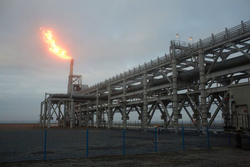 Una antorcha de gas arde en la planta de Yamal LNG, operada por Novatek PJSC, en Sabetta, Rusia, el miércoles 8 de agosto de 2018. Una antorcha de gas arde en la planta de Yamal LNG, operada por Novatek PJSC, en Sabetta, Rusia, el miércoles 8 de agosto de 2018.