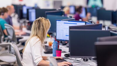 Grandes bancos querem a volta do trabalho presencial. Mas não há mesas suficientes Grandes bancos querem a volta do trabalho presencial. Mas não há mesas suficientes