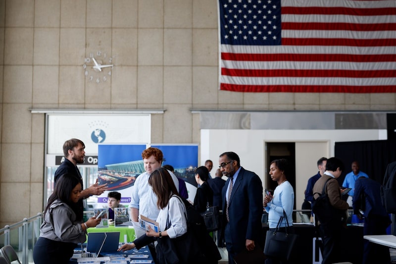 Los responsables de contratación hablan con los solicitantes de empleo durante una feria de empleo celebrada en el Aeropuerto Nacional Ronald Reagan de Washington, en Arlington (Virginia). Los responsables de contratación hablan con los solicitantes de empleo durante una feria de empleo celebrada en el Aeropuerto Nacional Ronald Reagan de Washington, en Arlington (Virginia).