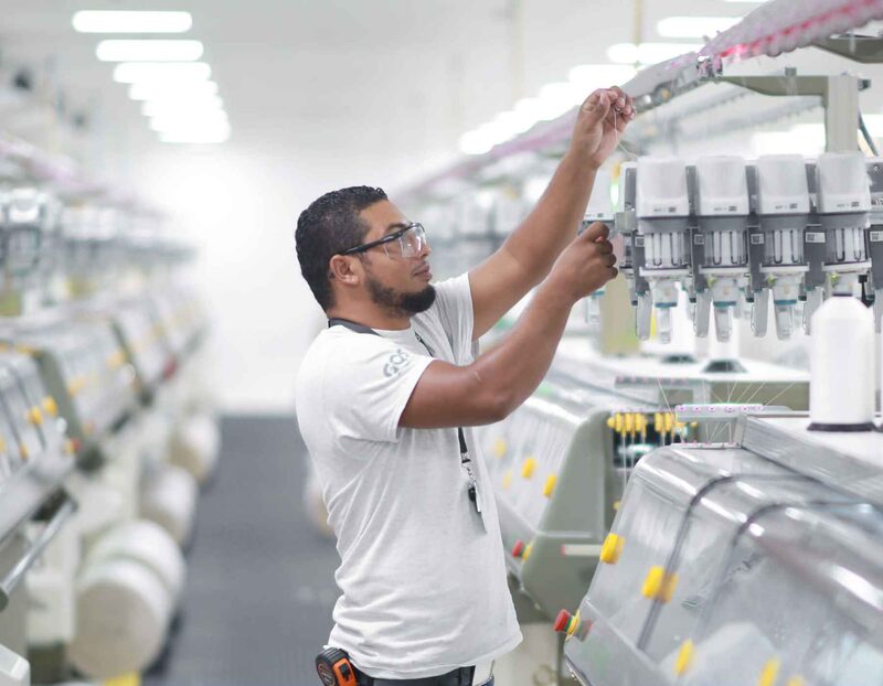 Un operario en una fábrica de Gildan. Un operario en una fábrica de Gildan.