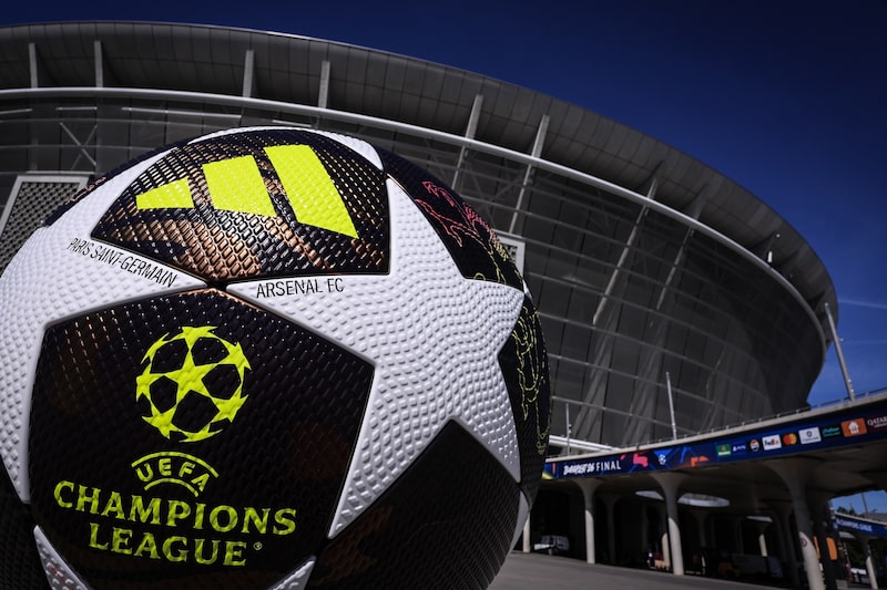 Com novas medidas da UEFA, a única maneira de entrar no jogo era levar o telefone usado para baixar os ingressos em um aplicativo oficial (Foto: Marc Atkins/Getty Images) Com novas medidas da UEFA, a única maneira de entrar no jogo era levar o telefone usado para baixar os ingressos em um aplicativo oficial (Foto: Marc Atkins/Getty Images)
