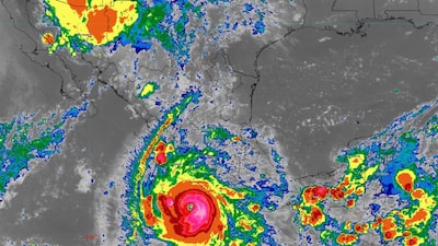 Huracán Polo regresa a categoría 5 mientras avanza por las costas del Pacífico de México Huracán Polo regresa a categoría 5 mientras avanza por las costas del Pacífico de México