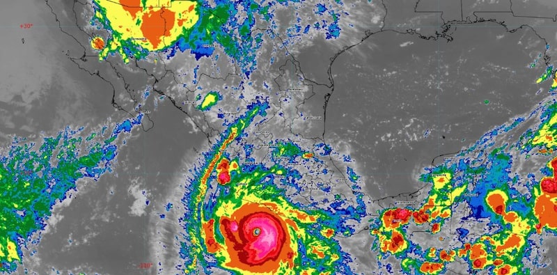 Imagen satelital del huracán Polo mientras avanza sobre el océano Pacífico frente a las costas de México. Imagen satelital del huracán Polo mientras avanza sobre el océano Pacífico frente a las costas de México.