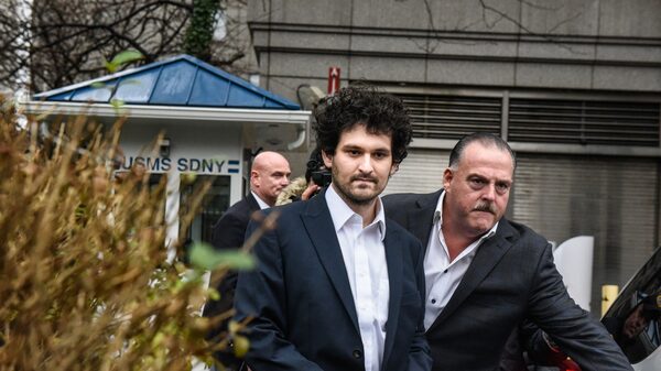 Sam Bankman-Fried, ex-CEO da FTX, é condenado a 25 anos de prisão por crimes Sam Bankman-Fried, ex-CEO da FTX, é condenado a 25 anos de prisão por crimes