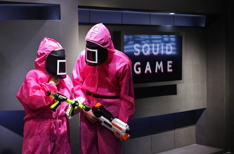 Participantes toman parte en un evento en el que juegan a los juegos del éxito de Netflix "Squid Game" en el Centro Cultural Coreano de Abu Dhabi. Fotógrafo: Giuseppe Cacace/AFP/Getty Images Participantes toman parte en un evento en el que juegan a los juegos del éxito de Netflix "Squid Game" en el Centro Cultural Coreano de Abu Dhabi. Fotógrafo: Giuseppe Cacace/AFP/Getty Images