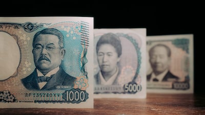 Yen se mantiene cerca de 160 por dólar tras señales de alza de tasas del Banco de Japón Yen se mantiene cerca de 160 por dólar tras señales de alza de tasas del Banco de Japón