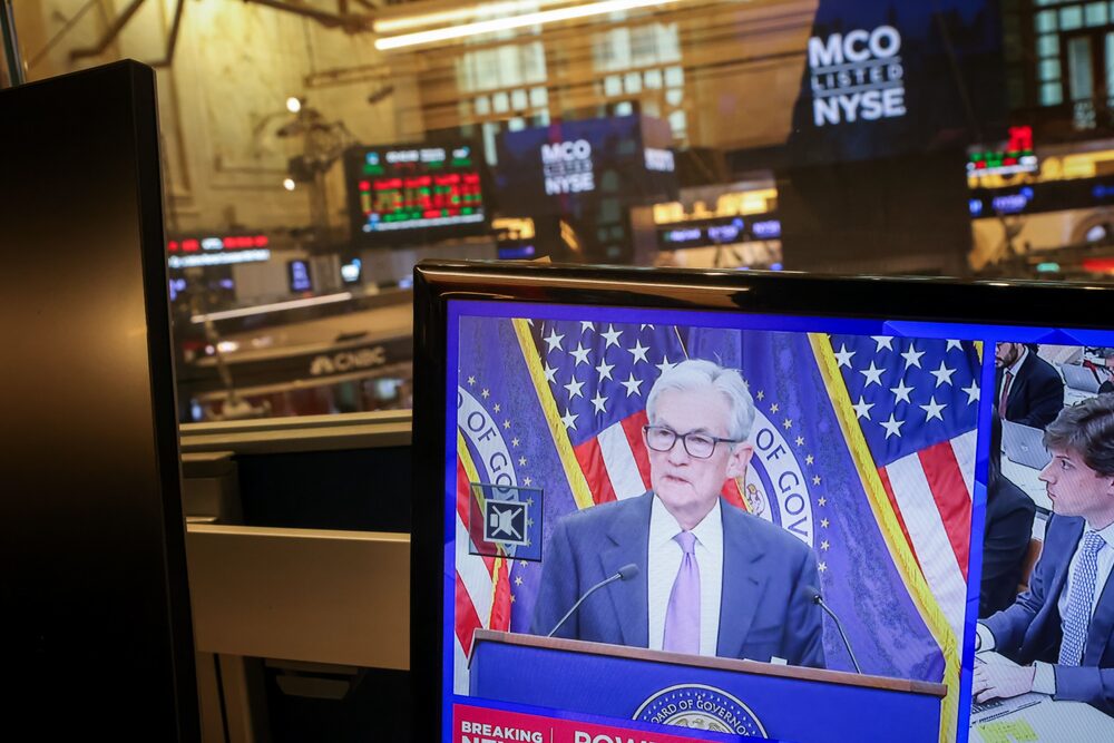 Jerome Powell, presidente de la Reserva Federal de EE.UU., aparece en una transmisión en directo desde el piso de la Bolsa de Nueva York. Jerome Powell, presidente de la Reserva Federal de EE.UU., aparece en una transmisión en directo desde el piso de la Bolsa de Nueva York.