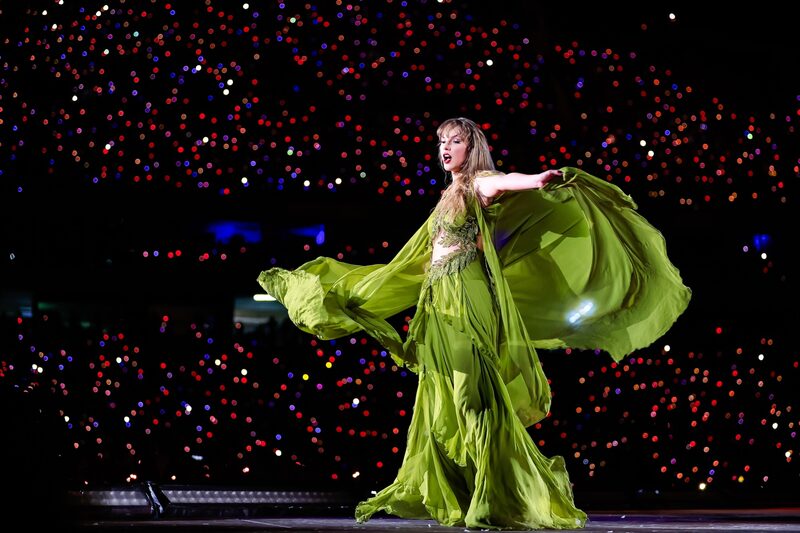 Taylor Swift actúa en el escenario del estadio Nilton Santos de Río de Janeiro el 17 de noviembre. Taylor Swift actúa en el escenario del estadio Nilton Santos de Río de Janeiro el 17 de noviembre.