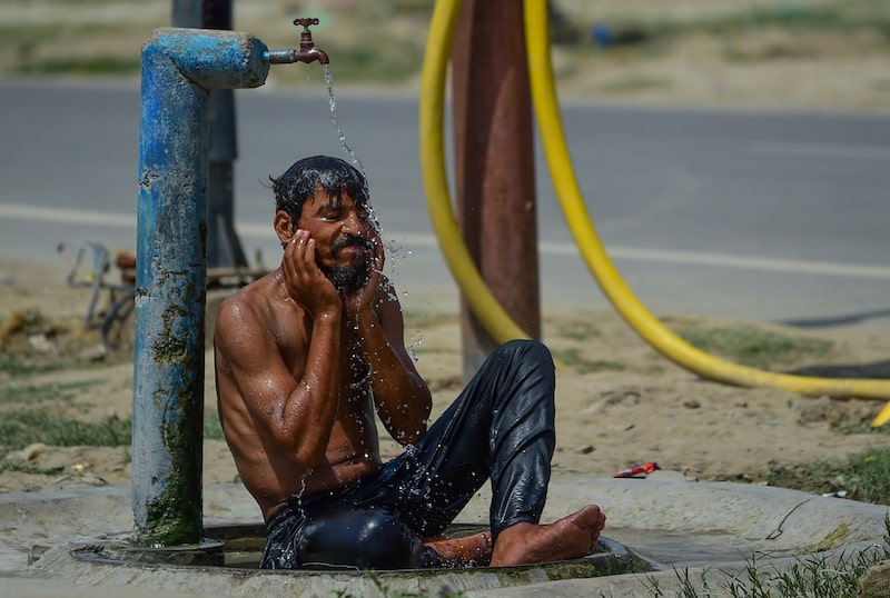 Un hombre se refresca bajo un grifo público durante una ola de calor en Allahabad, India, el 21 de mayo.
Fotógrafo: Ritesh Shukla/Getty Images Un hombre se refresca bajo un grifo público durante una ola de calor en Allahabad, India, el 21 de mayo.
Fotógrafo: Ritesh Shukla/Getty Images