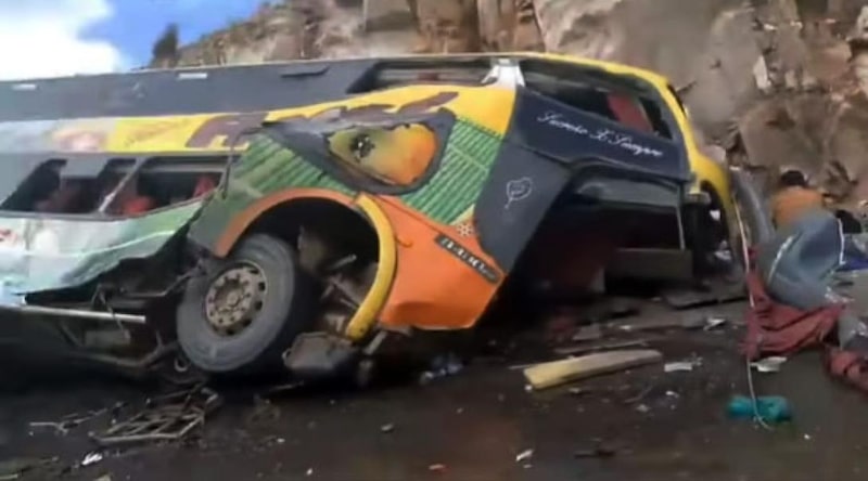 Así quedó el bus tras colisionar contra una peña en Potosí, Bolivia, el 12 de marzo de 2025. Así quedó el bus tras colisionar contra una peña en Potosí, Bolivia, el 12 de marzo de 2025.