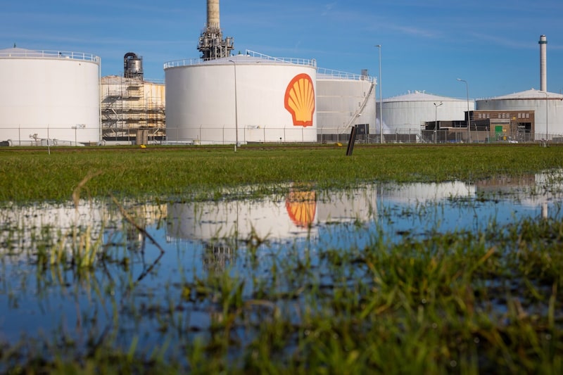 Almacenamiento de petróleo en una refinería de Shell Plc. Almacenamiento de petróleo en una refinería de Shell Plc.