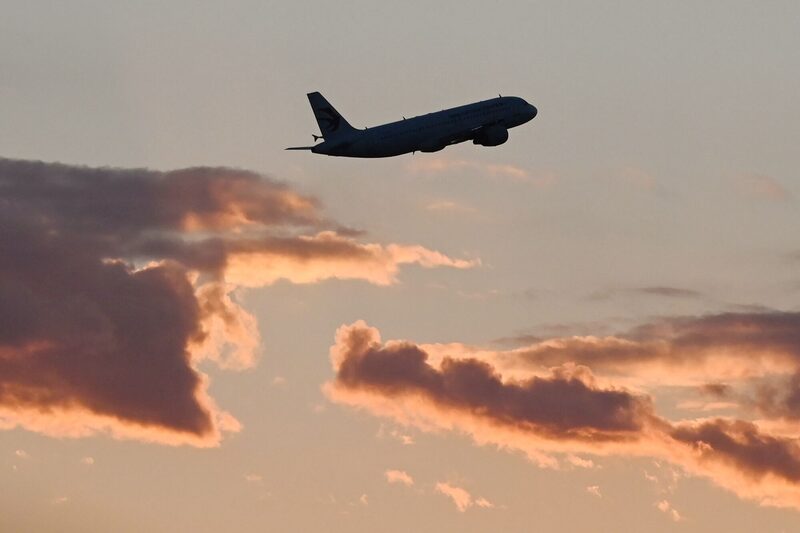 El Ministerio de Seguridad del Estado chino señaló en su post que los pasajeros que utilicen las instalaciones de doble uso -casi un tercio de los aeropuertos chinos- tienen prohibido capturar imágenes o vídeos de zonas sensibles. El Ministerio de Seguridad del Estado chino señaló en su post que los pasajeros que utilicen las instalaciones de doble uso -casi un tercio de los aeropuertos chinos- tienen prohibido capturar imágenes o vídeos de zonas sensibles.