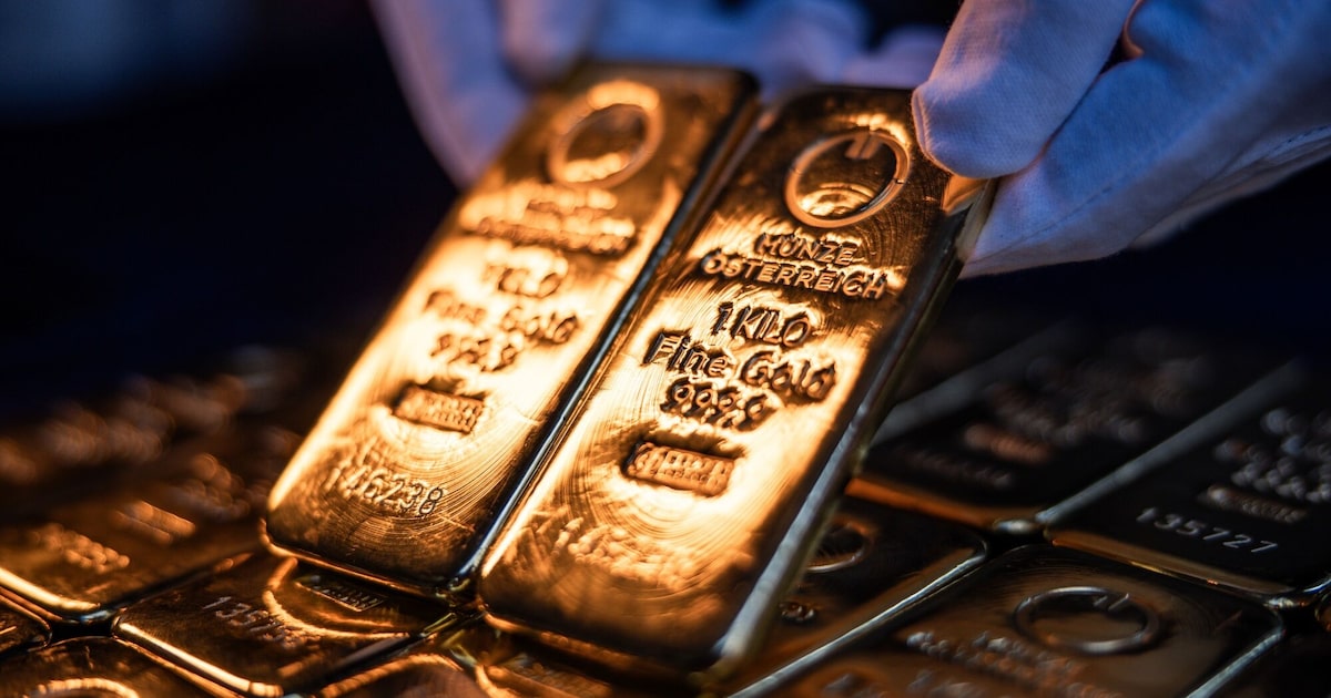 Oro cae 24,58% desde máximos de enero por presión de tasas y inflación