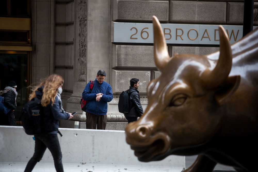 Peatones pasan junto a la estatua del Toro Cargador cerca de la Bolsa de Valores de Nueva York (NYSE) en Nueva York. Peatones pasan junto a la estatua del Toro Cargador cerca de la Bolsa de Valores de Nueva York (NYSE) en Nueva York.