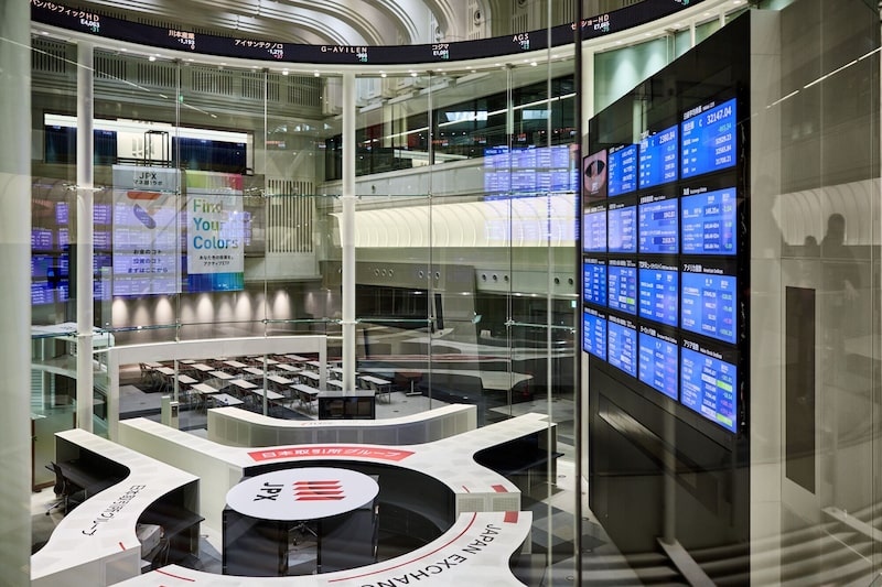 Información de mercado publicada en el edificio de la Bolsa de Valores de Tokio (TSE), operada por Japan Exchange Group Inc. (JPX), en Tokio, Japón. Información de mercado publicada en el edificio de la Bolsa de Valores de Tokio (TSE), operada por Japan Exchange Group Inc. (JPX), en Tokio, Japón.