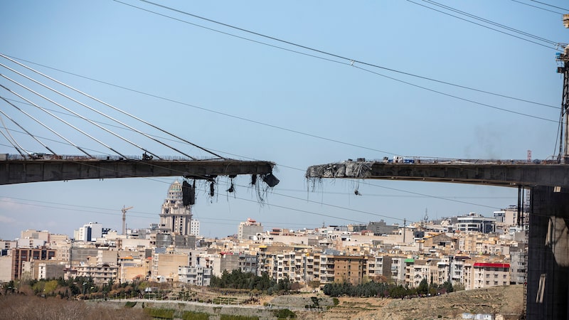 Ibovespa opera estável e dólar sobe a R$ 5 com guerra no Oriente Médio no radar Ibovespa opera estável e dólar sobe a R$ 5 com guerra no Oriente Médio no radar