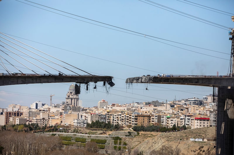 Vista del puente B1 dañado, un día después de que fuera destruido por un ataque aéreo, el 3 de abril de 2026, al oeste de Teherán, en Karaj (Irán). Vista del puente B1 dañado, un día después de que fuera destruido por un ataque aéreo, el 3 de abril de 2026, al oeste de Teherán, en Karaj (Irán).