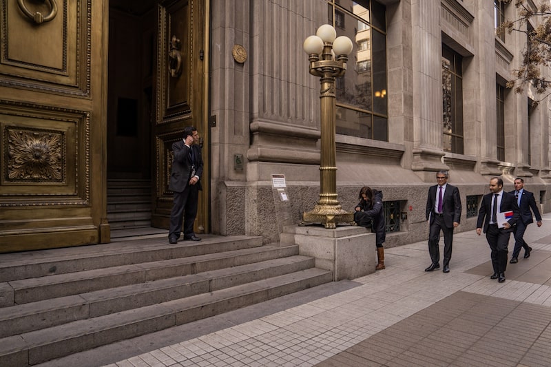 Mario Marcel, ministro de Hacienda, ingresando al Banco Central de Chile en Santiago, en Chile, el 28 de julio de 2023. Foto: Bloomberg Mario Marcel, ministro de Hacienda, ingresando al Banco Central de Chile en Santiago, en Chile, el 28 de julio de 2023. Foto: Bloomberg