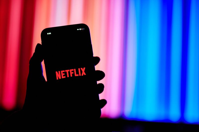 El logo de Netflix en un teléfono móvil. El logo de Netflix en un teléfono móvil.