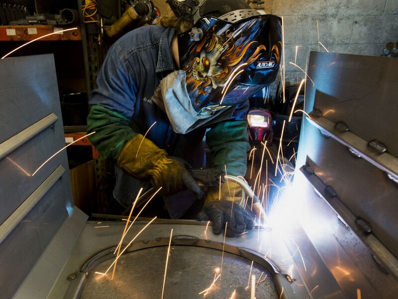 Un trabajador en una manufacturera en Pensilvania, EE.UU. Foto: Bloomberg Un trabajador en una manufacturera en Pensilvania, EE.UU. Foto: Bloomberg
