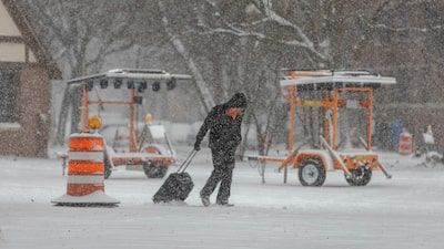 Una tormenta de nieve interrumpe los viajes navideños en los aeropuertos de Nueva York Una tormenta de nieve interrumpe los viajes navideños en los aeropuertos de Nueva York