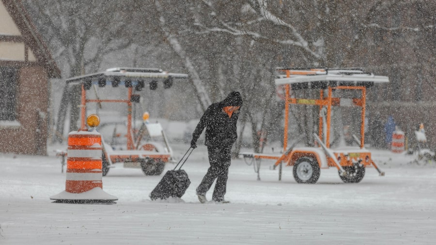 Una tormenta de nieve interrumpe los viajes navideños en los aeropuertos de Nueva York Una tormenta de nieve interrumpe los viajes navideños en los aeropuertos de Nueva York