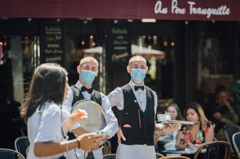 Meseros utilizan mascarillas mientras esperan a los clientes en la terraza de un restaurante mientras Francia reabre cafés, restaurantes y espacios públicos, en París, Francia, el martes 2 de junio de 2020. Meseros utilizan mascarillas mientras esperan a los clientes en la terraza de un restaurante mientras Francia reabre cafés, restaurantes y espacios públicos, en París, Francia, el martes 2 de junio de 2020.