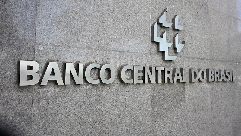 Brasil baja su tasa de interés a 13,75% mientras la inflación y la economía pierden impulso Brasil baja su tasa de interés a 13,75% mientras la inflación y la economía pierden impulso