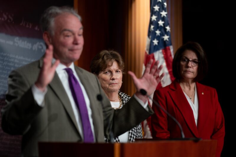 Los senadores demócratas Tim Kaine, desde la izquierda, Jeanne Shaheen y Catherine Cortez Masto hablan con los periodistas en el Capitolio el domingo por la noche tras votar a favor de avanzar el proyecto de ley del Partido Republicano. Fotógrafa: Stefani Reynolds/Bloomberg Los senadores demócratas Tim Kaine, desde la izquierda, Jeanne Shaheen y Catherine Cortez Masto hablan con los periodistas en el Capitolio el domingo por la noche tras votar a favor de avanzar el proyecto de ley del Partido Republicano. Fotógrafa: Stefani Reynolds/Bloomberg