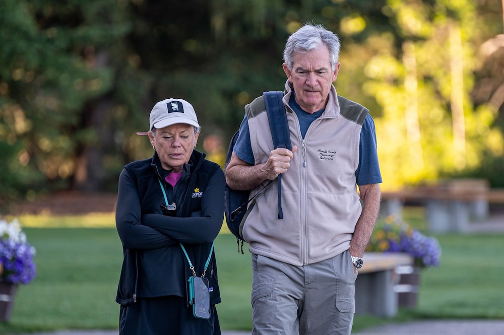 Jerome Powell, presidente de la Fed, y su esposa y productora de películas, Elissa Leonard, caminan en un campo en medio del simposio económico Jackson Hole en Moran, Wyoming, Estados Unidos, el jueves, 24 de agosto de 2023. Fotógrafo: David Paul Morris/Bloomberg Jerome Powell, presidente de la Fed, y su esposa y productora de películas, Elissa Leonard, caminan en un campo en medio del simposio económico Jackson Hole en Moran, Wyoming, Estados Unidos, el jueves, 24 de agosto de 2023. Fotógrafo: David Paul Morris/Bloomberg