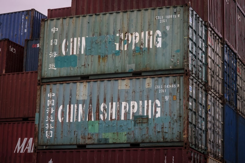 Contenedores de la naviera China Shipping en el muelle del puerto de Barcelona, España, el jueves 5 de marzo de 2026. El presidente del Gobierno español, Pedro Sánchez, afirmó que no cederá ante las amenazas por sus objeciones a la guerra de Estados Unidos e Israel en Irán. Fotógrafo: Ángel García/Bloomberg Contenedores de la naviera China Shipping en el muelle del puerto de Barcelona, España, el jueves 5 de marzo de 2026. El presidente del Gobierno español, Pedro Sánchez, afirmó que no cederá ante las amenazas por sus objeciones a la guerra de Estados Unidos e Israel en Irán. Fotógrafo: Ángel García/Bloomberg