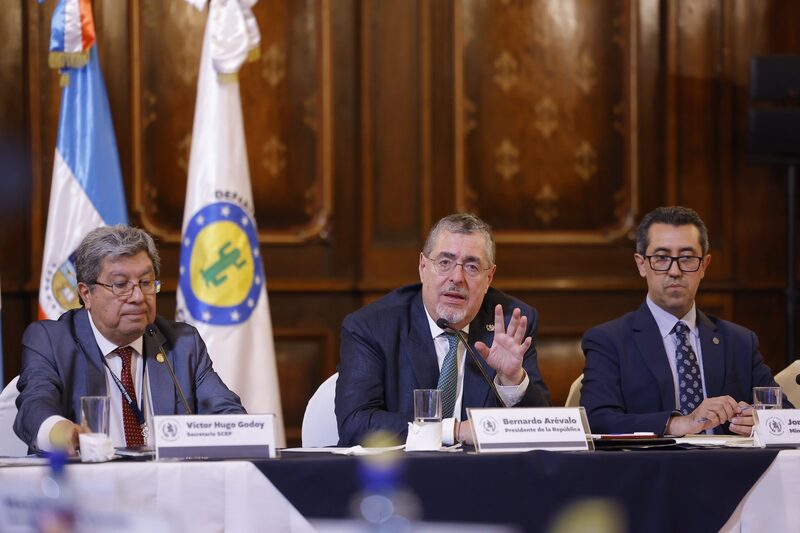 El presidente de Guatemala, Bernardo Arévalo de León, junto con el secretario ejecutivo de la SCEP , Víctor Hugo Godoy, y Jonathan Menkos Zeissig, ministro de Finanzas Públicas, en un acto público el 7 de julio de 2025. El presidente de Guatemala, Bernardo Arévalo de León, junto con el secretario ejecutivo de la SCEP , Víctor Hugo Godoy, y Jonathan Menkos Zeissig, ministro de Finanzas Públicas, en un acto público el 7 de julio de 2025.